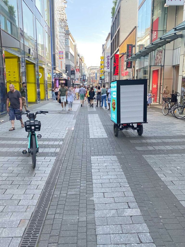Fahrradwerbung in der Schildergasse in Köln