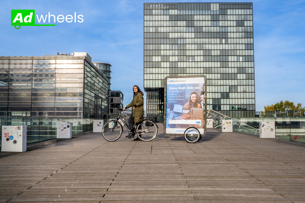 Fahrradwerbung mit CLP-Anhänger im Medienhafen in Düsseldorf